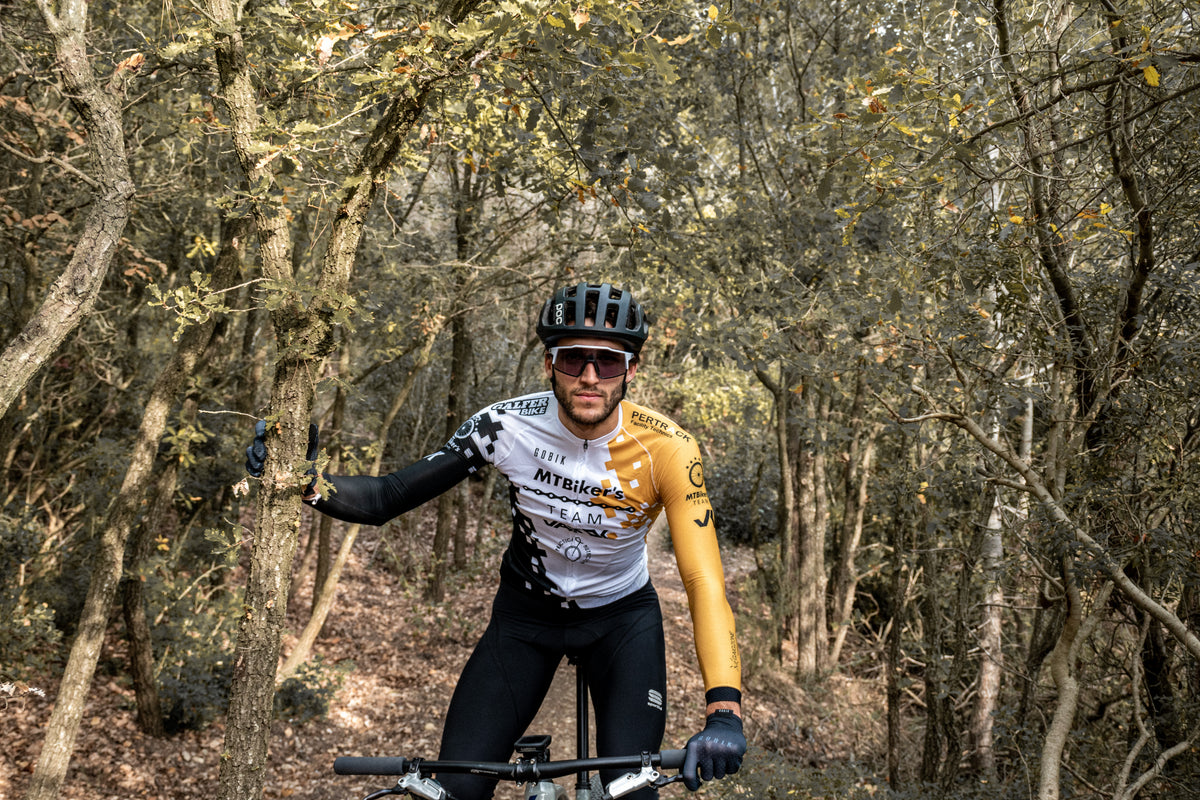 MTBiker’s Team rider wearing Vairok glasses in the forest